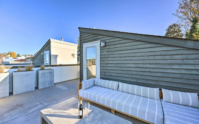 Sleek Seattle Home w/ Rooftop Patio & Views!