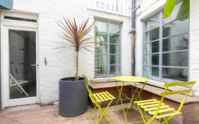 Stylish 2 Bedroom Converted Victorian Storefront