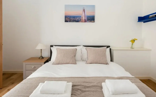 Platinum Apartment in Camden 9946