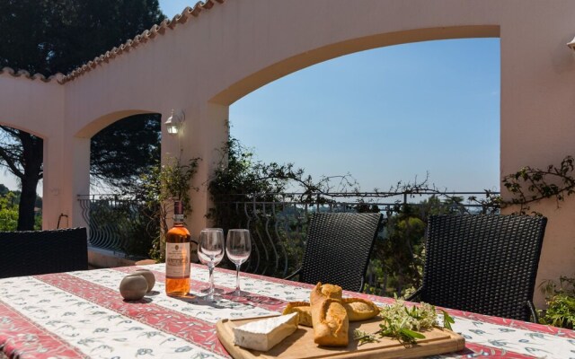 Spacious Villa in La Gaude With Swimming Pool