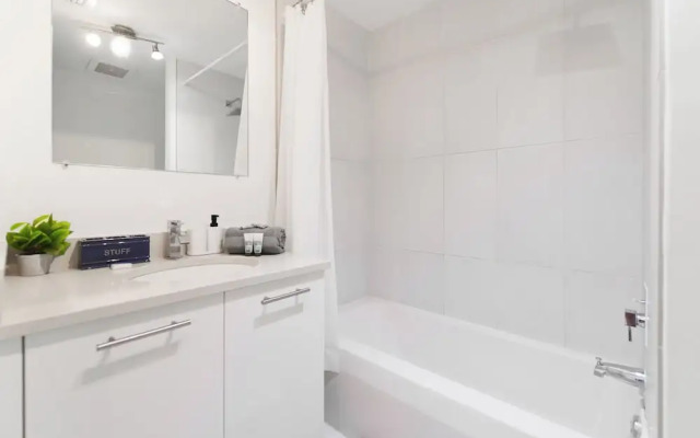 Lovely Condo|Pool & Parking at Midblock
