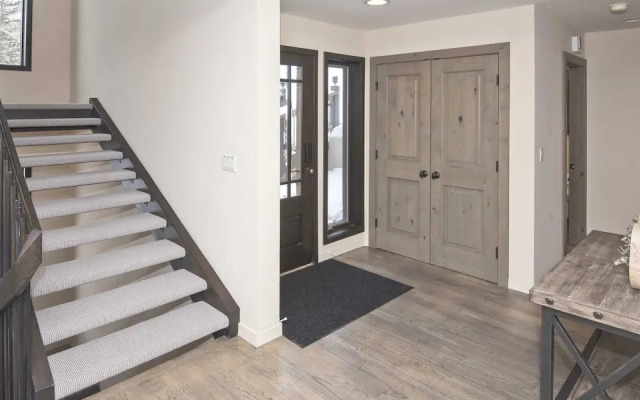 814 Eagle Dr. 4 Bedroom Home by RedAwning