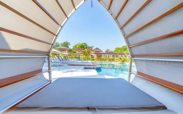 Travellers Beach Resort