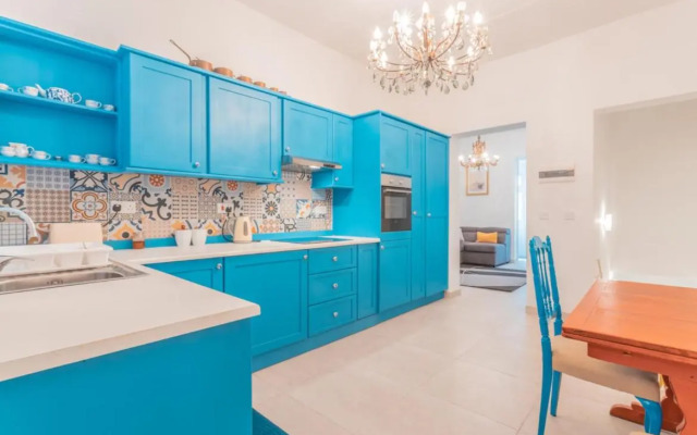 Blue Waves Apartment with Maltese Balcony