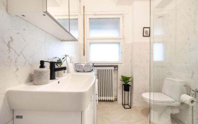 MARBLE & PASTELS - Homey Central Apartment