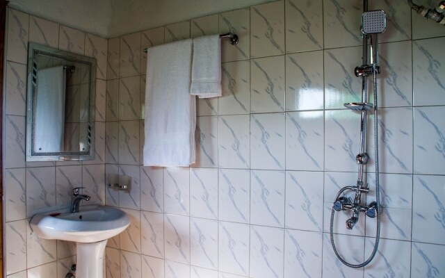 Queen Elizabeth Park View Tourist Lodge