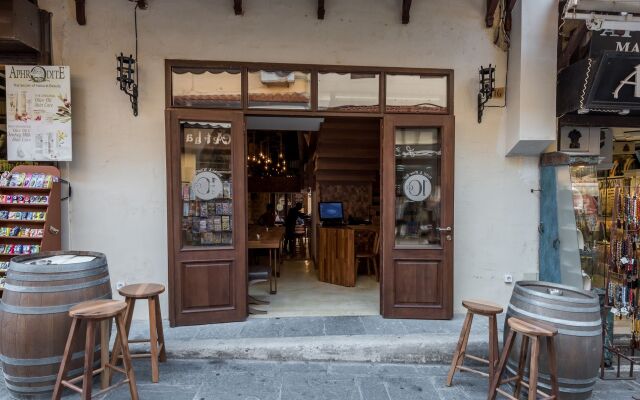 10GR Boutique Hotel and Wine Bar