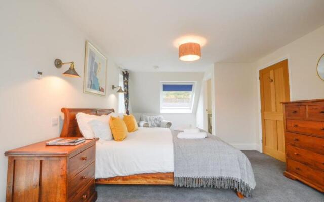 Blackmount House