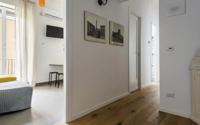 City Center Bright Flat by Wonderful Italy