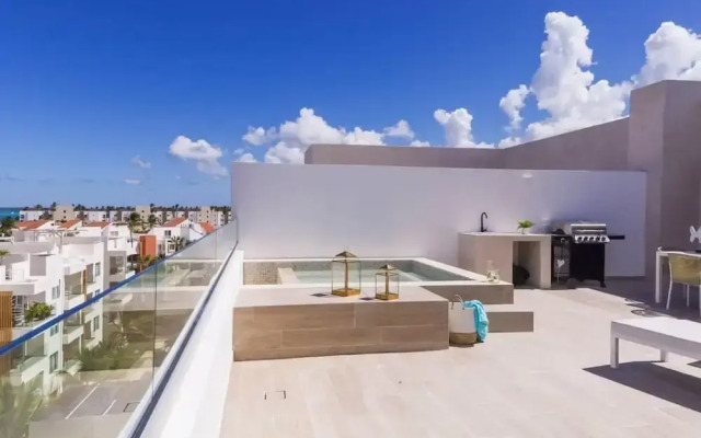 Elegant and Spacious Penthouse With Ocean View
