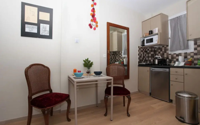 Stylish studio below the Acropolis