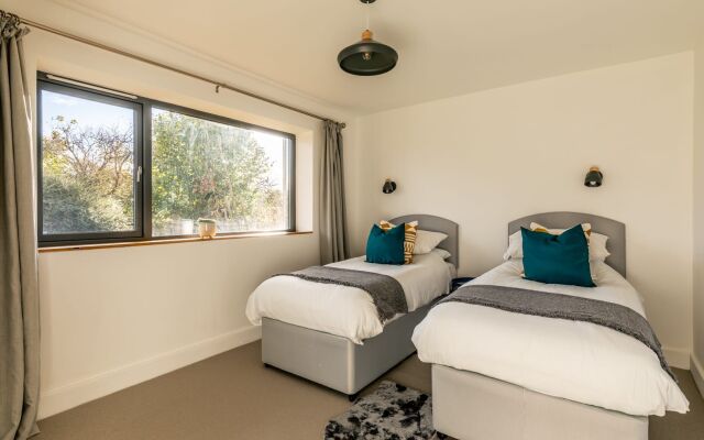 Modern 5 Bedroom Home With Garden Panoramic Views
