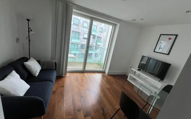Studio Apartment w/ Balcony In Canary Wharf