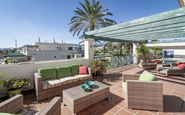 LCR4 - Large 3 bed apt close to beach, port