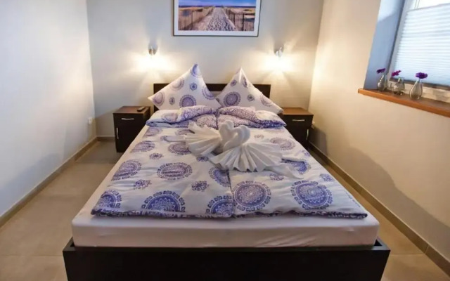 Comfortable Ground Floor Apartment, Summer Pool