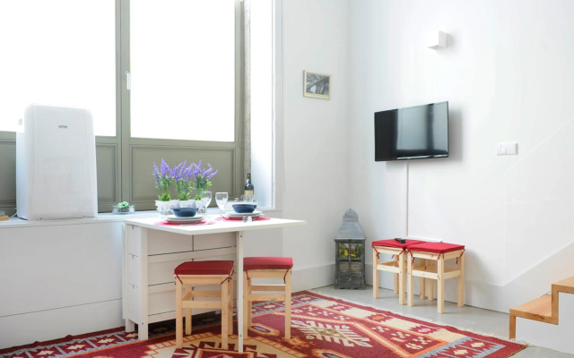 Sunday - Lovely Mezzanine with FREE PARKING