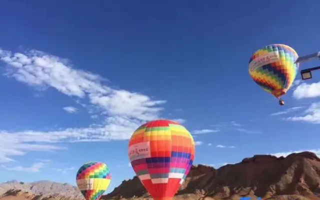 Colorful Danxia Hanyouju Hotel