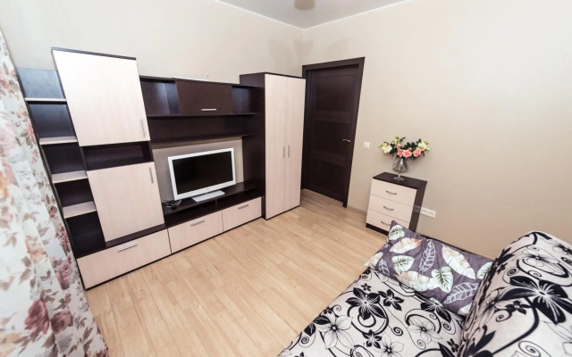 Погостим на улице Комарова 8