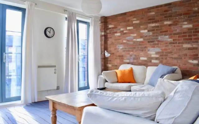 Spacious 2 Bedroom Stoke Newington Flat