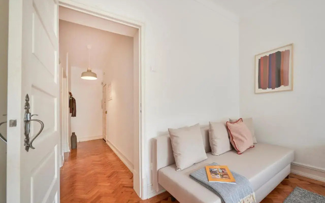 Light-Filled & Renovated Apartment, By TimeCooler