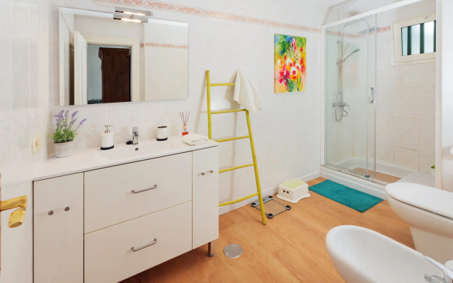 Apartamento OM con piscina y vistas al mar