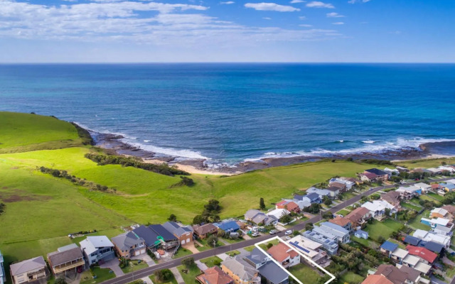 KITESURFER Gerroa 4pm checkout on Sundays