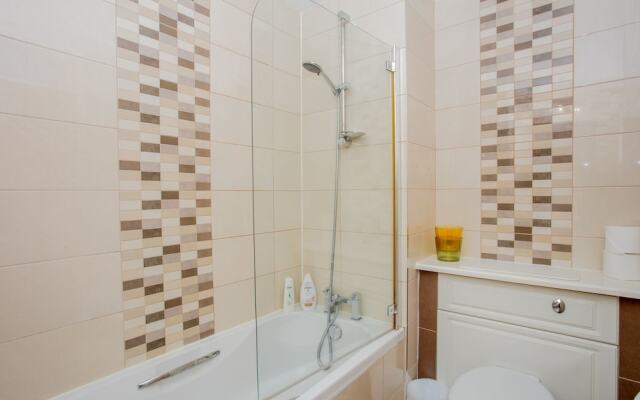 1 Bedroom Flat with Balcony Accommodates 4