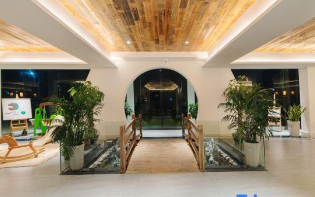Yueliang Town Hotel