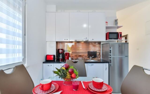 Alluring Apartment in Vir near Sea Beach