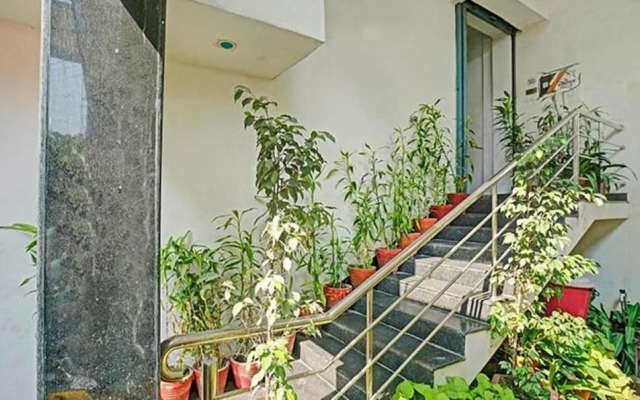 Oyo 90840 Majestic Raja Nagari