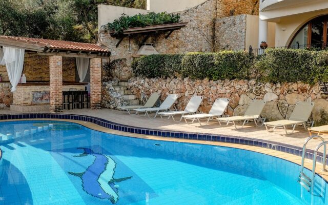 Dream Lux Flat with Great Outdoor Pool & Parking