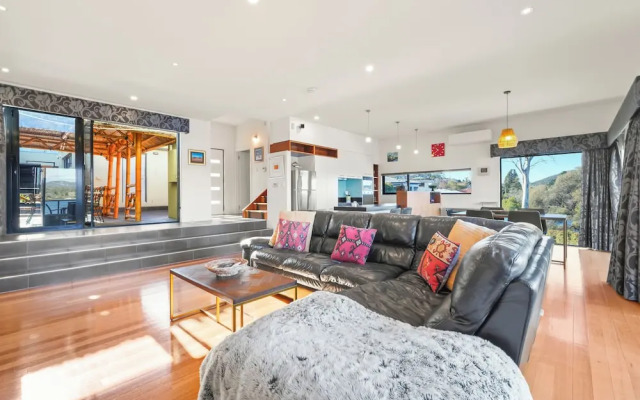 Waterfront Home - Gorgeous Views - 2 Bed