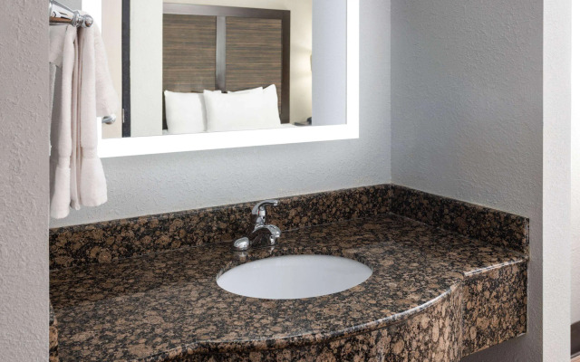 La Quinta Inn by Wyndham Buffalo Airport
