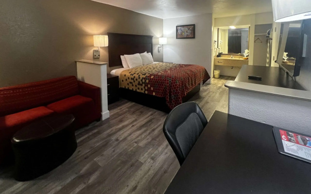 Econo Lodge Inn & Suites