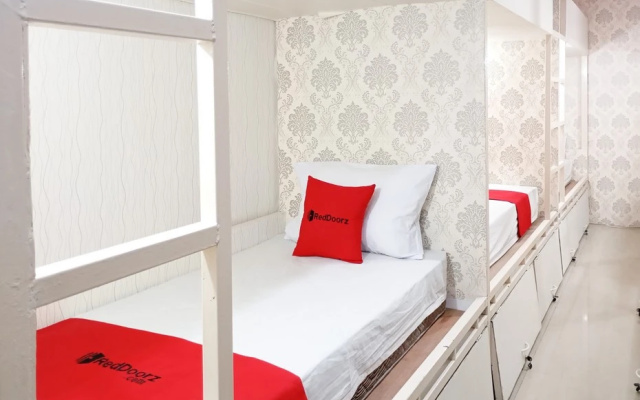 RedDoorz Hostel @ Luna Bunkbed Malioboro – Guest Rooms – Yogyakarta
