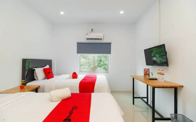 RedDoorz Plus near Kualanamu International Airport 2