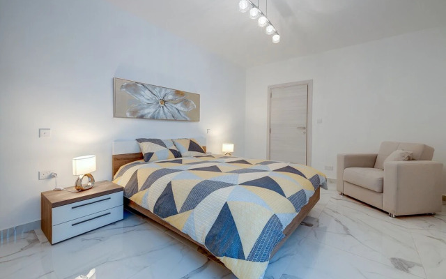 Stylish 2BR Apartment in Central St Julians