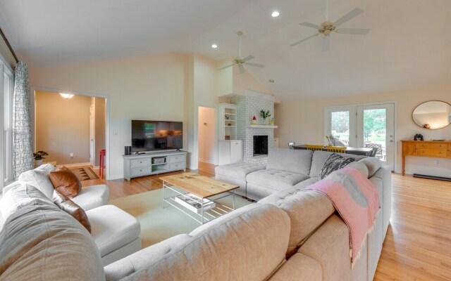 Riverfront Virginia Home - Dock, Fire Pit & Kayaks