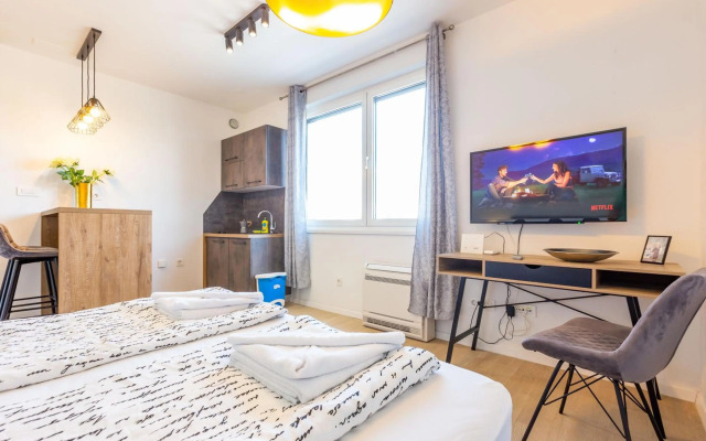 Tiffy studio w private parking