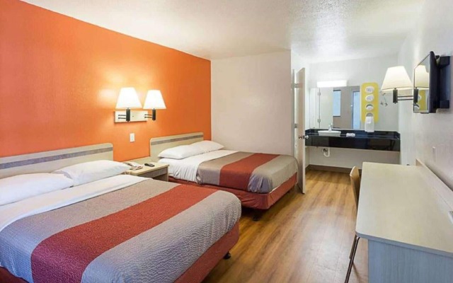 Super 6 Inn & Suites Baton Rouge