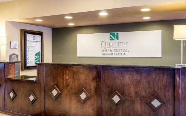 Quality Inn & Suites Oakwood Village - Cleveland South
