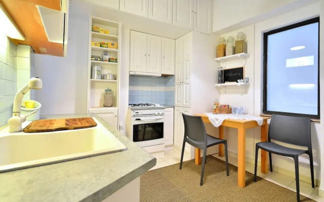 Plaka Elegant Apartment