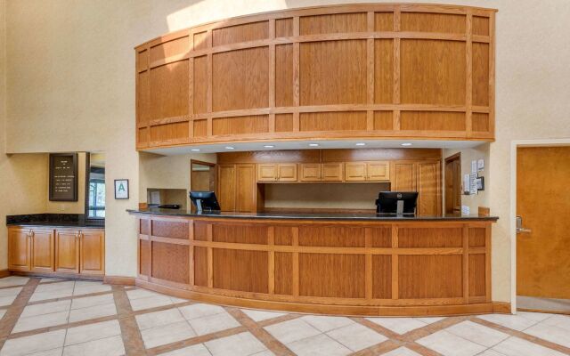 Clarion Pointe Louisville East