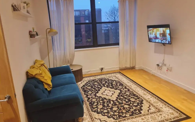 2 Beds Flat Centrally Located 2 Mins From Station