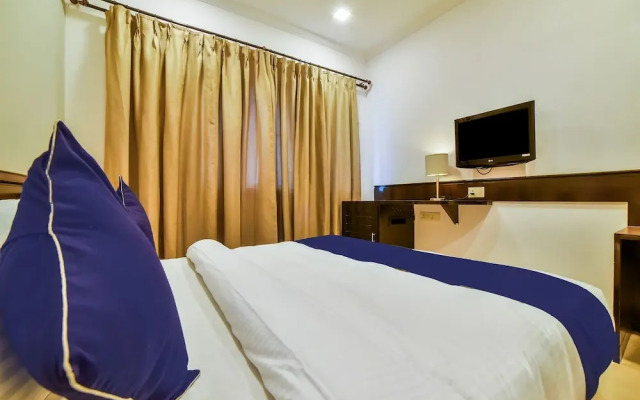 OYO Flagship 27068 The Sapphire Comfort Hotel