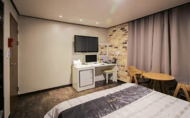 Hotel The May