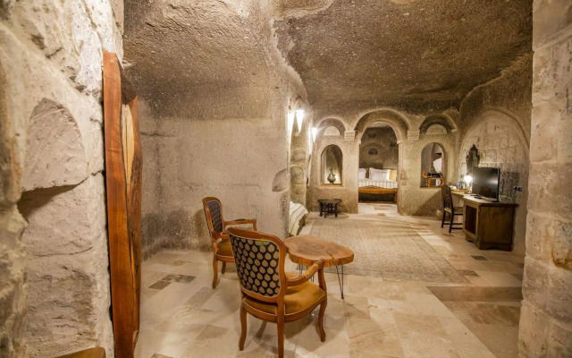 Hera Cave Suites