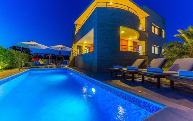 Beautiful Home in Zaton With Wifi and 6 Bedrooms