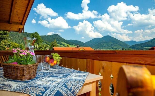 Chalet unter Weißblauem Himmel