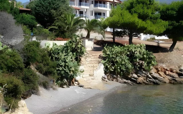 Trizonia Bay Hotel